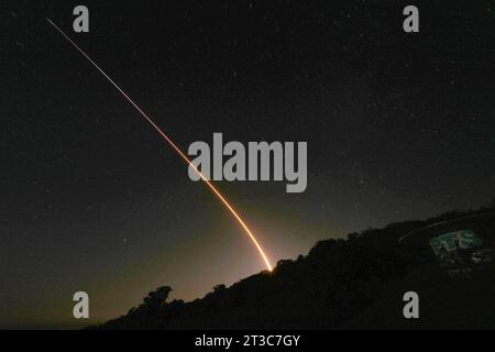 Une fusée SpaceX Falcon 9 est lancée avec 23 satellites Starlink sur orbite terrestre basse depuis le complexe de lancement spatial 4 est (SLC-4E) à la base spatiale de Vandenberg, samedi 21 octobre 2023, à Lompoc, Etalonnage Banque D'Images