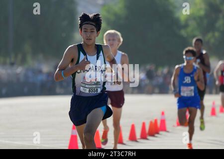 Joshua Agostini de Chapparal se classe sixième dans la Division I et 2 tirages au sort individuels à 15:16 pendant les 75h Mt. San Antonio College Cross Country Invitational, samedi 21 octobre 2023, à Walnut, Etalonnage Banque D'Images