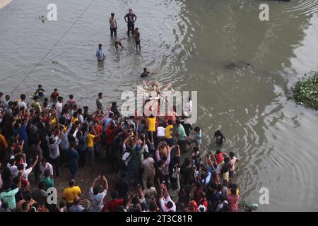 Dhaka Bangladesh 24 october2023,les croyants de la communauté Sanata mettent fin à leurs formalités de “Durga Puja” en sacrifiant l’idole sacrée. La photo est prise à partir de B. Banque D'Images