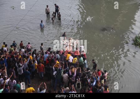 Dhaka Bangladesh 24 october2023,les croyants de la communauté Sanata mettent fin à leurs formalités de “Durga Puja” en sacrifiant l’idole sacrée. La photo est prise à partir de B. Banque D'Images