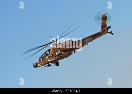 AH-64a Peten de l'armée de l'air israélienne en vol. Banque D'Images