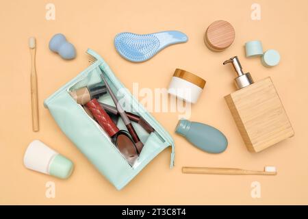 Composition avec des produits cosmétiques et des fournitures de bain sur fond de couleur Banque D'Images