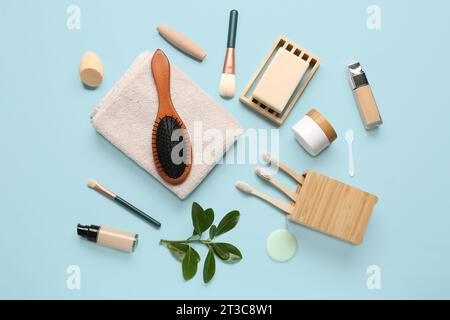 Composition avec des produits cosmétiques et accessoires de bain sur fond bleu Banque D'Images