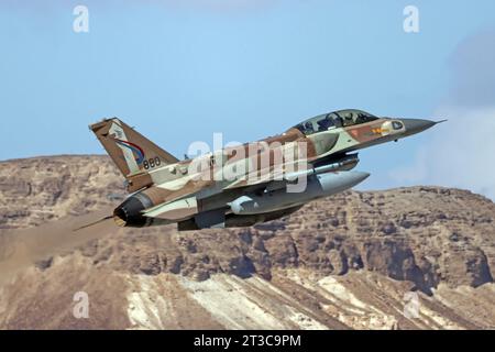 Un F-16I Sufa de l'armée de l'air israélienne décolle. Banque D'Images
