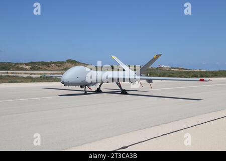 Un véhicule aérien sans pilote Hermes 900 Kochav de l ' armée de l ' air israélienne stationné sur une piste. Banque D'Images