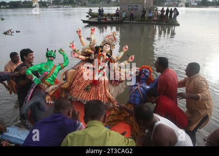 Dhaka Bangladesh 24 october2023,les croyants de la communauté Sanata mettent fin à leurs formalités de “Durga Puja” en sacrifiant l’idole sacrée. La photo est prise à partir de B. Banque D'Images