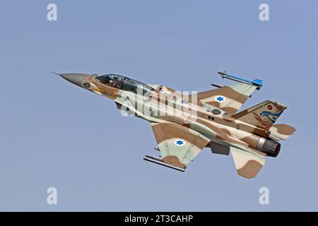 Un F-16I Sufa de l'armée de l'air israélienne décolle. Banque D'Images
