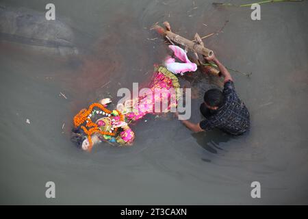 Dhaka Bangladesh 24 october2023,les croyants de la communauté Sanata mettent fin à leurs formalités de “Durga Puja” en sacrifiant l’idole sacrée. La photo est prise à partir de B. Banque D'Images