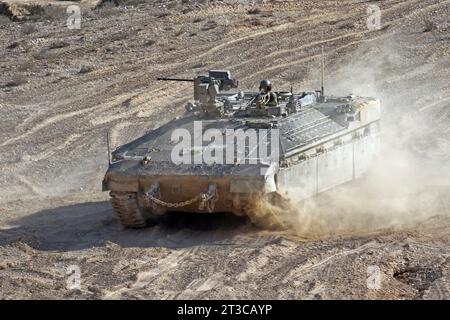 Namer véhicules blindés de transport de troupes des Forces de défense israéliennes. Banque D'Images