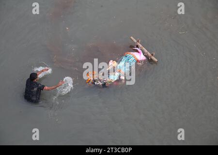 Dhaka Bangladesh 24 october2023,les croyants de la communauté Sanata mettent fin à leurs formalités de “Durga Puja” en sacrifiant l’idole sacrée. La photo est prise à partir de B. Banque D'Images