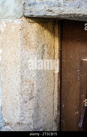 Un renfoncement dans le hublot pour abriter une Mezouzah à l'entrée d'une maison dans l'ancien quartier juif du village historique de Monsaraz, Alentejo, Portugal Banque D'Images