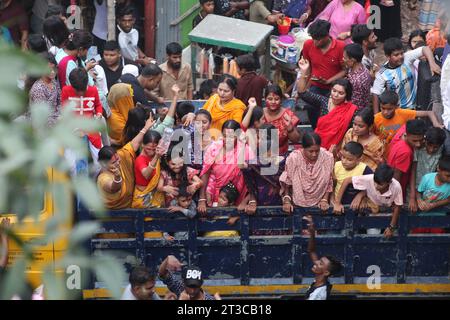 Dhaka Bangladesh 24 october2023,les croyants de la communauté Sanata mettent fin à leurs formalités de “Durga Puja” en sacrifiant l’idole sacrée. La photo est prise à partir de B. Banque D'Images