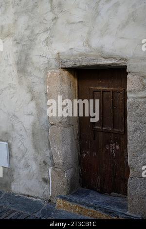 Un renfoncement dans le hublot pour abriter une Mezouzah à l'entrée d'une maison dans l'ancien quartier juif du village historique de Monsaraz, Alentejo, Portugal Banque D'Images