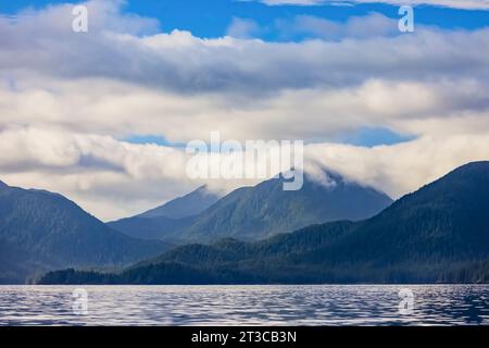 Les montagnes accidentées de San Cristoval s'élèvent abruptement de l'océan Pacifique dans la réserve de parc national Gwaii Haanas, Haida Gwaii, Britih Columbia, Canada Banque D'Images