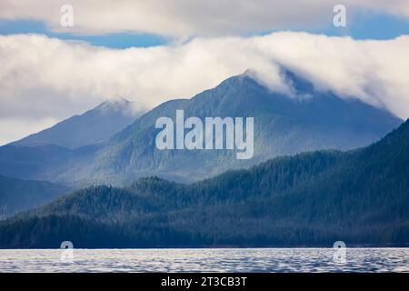 Les montagnes accidentées de San Cristoval s'élèvent abruptement de l'océan Pacifique dans la réserve de parc national Gwaii Haanas, Haida Gwaii, Britih Columbia, Canada Banque D'Images