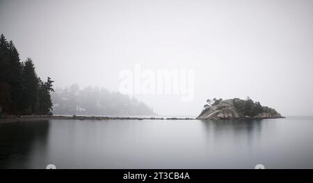 Whyte Islet le jour de brouillard, parc Whytecliff, West Vancouver, Colombie-Britannique, Canada Banque D'Images