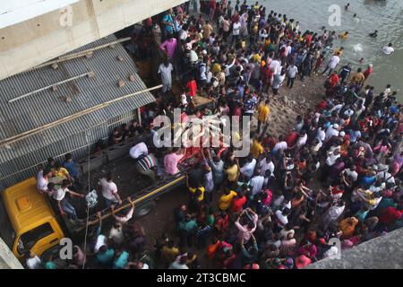 Dhaka Bangladesh 24 october2023,les croyants de la communauté Sanata mettent fin à leurs formalités de “Durga Puja” en sacrifiant l’idole sacrée. La photo est prise à partir de B. Banque D'Images