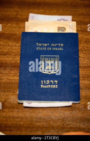 Passeport israélien avec de l'argent (Euro et Forint hongrois) Banque D'Images