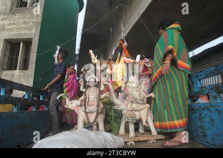 Dhaka Bangladesh 24 october2023,les croyants de la communauté Sanata mettent fin à leurs formalités de “Durga Puja” en sacrifiant l’idole sacrée. La photo est prise à partir de B. Banque D'Images