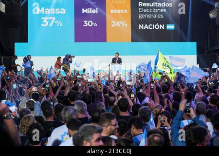 22 octobre 2023, ville de Buenos Aires, ville de Buenos Aires, Argentine : INT. Worldnews. 22 octobre 2023. Ville de Buenos Aires, Argentine.- le candidat à la présidence de l’Union Por la Patria et actuel ministre de l’économie Sergio Massa remercie les manifestants de la coalition le 22 octobre 2023, dans leur bunker de la ville de Buenos Aires, Argentine, après les élections présidentielles et confirme qu'il y aura ballottage le 19 novembre 2023 contre sa coalition et Liberty Advances coalition de Javier Milei candidat à la présidence. (Image de crédit : © Julieta Ferrario/ZUMA Press Wire) USAGE ÉDITORIAL Banque D'Images