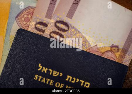 Passeport israélien avec de l'argent (Euro et Forint hongrois) Banque D'Images