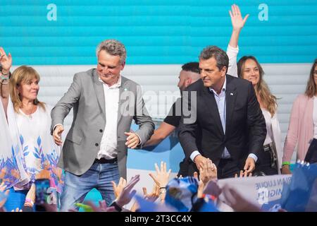 22 octobre 2023, ville de Buenos Aires, ville de Buenos Aires, Argentine : INT. Worldnews. 22 octobre 2023. Ville de Buenos Aires, Argentine.- le candidat à la présidence de l'Union Por la Patria et l'actuel ministre de l'économie Sergio Massa et son candidat à la vice-présidence, Agustin Rossi, avec leur famille, remercient et parlent aux manifestants de la coalition le 22 octobre 2023, dans leur bunker de la ville de Buenos Aires, Argentine, après les élections présidentielles. Il y aura ballottage du candidat présidentiel le 19 novembre 2023 contre la coalition Union Por la Patria (Sergio Massa) et Liberty Advan Banque D'Images