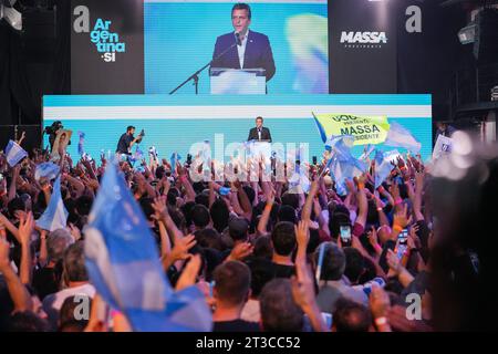 22 octobre 2023, ville de Buenos Aires, ville de Buenos Aires, Argentine : INT. Worldnews. 22 octobre 2023. Ville de Buenos Aires, Argentine.- le candidat à la présidence de l’Union Por la Patria et actuel ministre de l’économie Sergio Massa remercie les manifestants de la coalition le 22 octobre 2023, dans leur bunker de la ville de Buenos Aires, Argentine, après les élections présidentielles et confirme qu'il y aura ballottage le 19 novembre 2023 contre sa coalition et Liberty Advances coalition de Javier Milei candidat à la présidence. (Image de crédit : © Julieta Ferrario/ZUMA Press Wire) USAGE ÉDITORIAL Banque D'Images