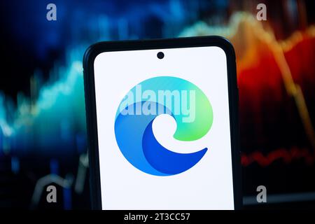 Pologne. 24 octobre 2023. Sur cette photo, un logo Microsoft Edge est affiché sur un smartphone. (Photo de Mateusz Slodkowski/SOPA Images/Sipa USA) *** strictement à des fins éditoriales *** crédit : SIPA USA/Alamy Live News Banque D'Images