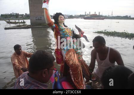 Dhaka Bangladesh 24 october2023,les croyants de la communauté Sanata mettent fin à leurs formalités de “Durga Puja” en sacrifiant l’idole sacrée. La photo est prise à partir de B. Banque D'Images