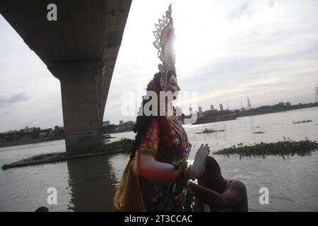 Dhaka Bangladesh 24 october2023,les croyants de la communauté Sanata mettent fin à leurs formalités de “Durga Puja” en sacrifiant l’idole sacrée. La photo est prise à partir de B. Banque D'Images