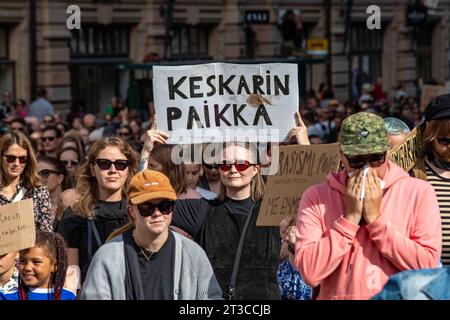 Keskarin paikka. Femme tenant un signe à la main sur Aleksanterinkatu à Me emme vaikene! Manifestation contre le racisme à Helsinki, Finlande. Banque D'Images