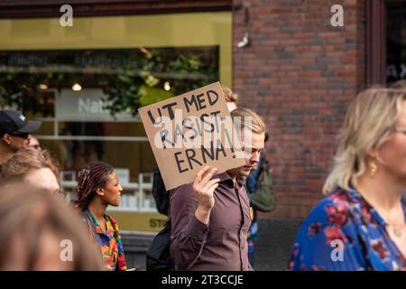 UT med rasisterna ! Manifestant tenant un panneau en carton fait à la main chez Me emme vaikene ! Manifestation contre le racisme à Helsinki, Finlande. Banque D'Images