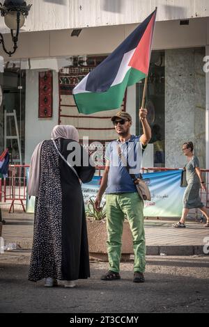 Homme avec le drapeau palestinien au rassemblement de protestation pro-palestinien et anti-israélien à Tunis après l'explosion de l'hôpital dans la bande de Gaza. Banque D'Images