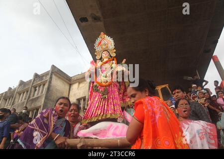 Dhaka Bangladesh 24 october2023,les croyants de la communauté Sanata mettent fin à leurs formalités de “Durga Puja” en sacrifiant l’idole sacrée. La photo est prise à partir de B. Banque D'Images