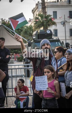 Homme avec le drapeau palestinien au rassemblement de protestation pro-palestinien et anti-israélien à Tunis après l'explosion de l'hôpital dans la bande de Gaza. Banque D'Images