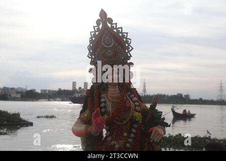 Dhaka Bangladesh 24 october2023,les croyants de la communauté Sanata mettent fin à leurs formalités de “Durga Puja” en sacrifiant l’idole sacrée. La photo est prise à partir de B. Banque D'Images