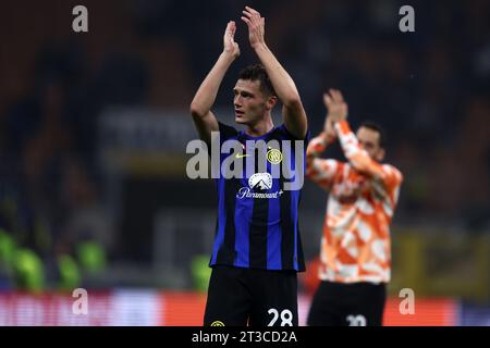 Milan, Italie. 24 octobre 2023. Benjamin Pavard du FC Internazionale célèbre à la fin du match de l'UEFA Champions League entre le FC Internazionale et le FC Salzbourg au Stadio Giuseppe Meazza le 24 octobre 2023 à Milan, Italie . Crédit : Marco Canoniero/Alamy Live News Banque D'Images