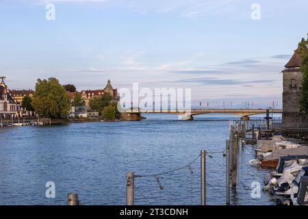 Konstanz, vue de la passerelle cyclable à l'ancien pont du Rhin sur le Rhin jusqu'au lac de Constance Banque D'Images