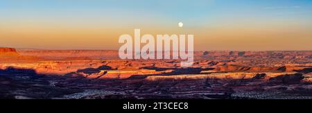 Photographie panoramique de la lune se levant au-dessus du parc national Canyonlands depuis Panorama point dans la zone de loisirs nationale de Glen Canyon près de Hanksville, UT Banque D'Images