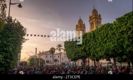 La foule de militants pro-palestiniens lors de la manifestation anti-israélienne devant la cathédrale Saint-Vincent-de-Paul, avenue Habib Bourguiba à Tunis Banque D'Images