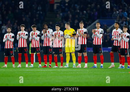 King Power Stadium, Leicester, Royaume-Uni. 24 octobre 2023. EFL Championship football, Leicester City contre Sunderland ; joueurs de Sunderland pendant une minute applaudissements en l'honneur de Sir Bobby Charlton décédé le 21 octobre 2023 Credit : action plus Sports/Alamy Live News Banque D'Images