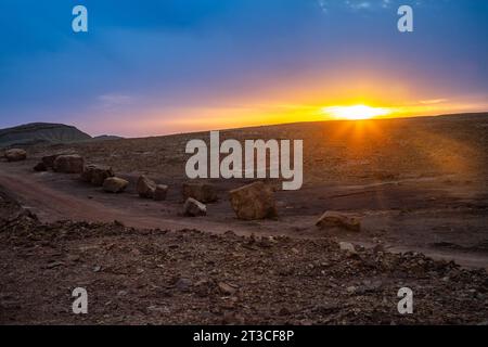 Coucher de soleil à Makhtesh Ramon, panorama de paysage de cratère d'érosion, désert du Néguev, Israël Banque D'Images