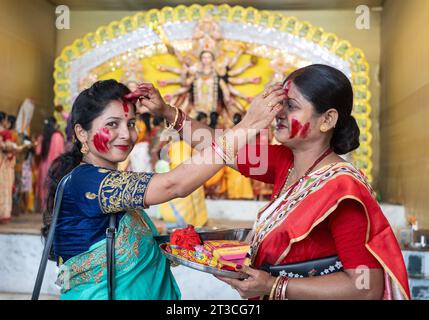 Les femmes jouent avec Sindoor, comme rituel à la fin du festival Durga Puja ou Dashami, le 24 octobre 2023 à Guwahati, Assam, Inde. Durga Puja est l'un des festivals les plus importants en Inde. Crédit : David Talukdar/Alamy Live News Banque D'Images