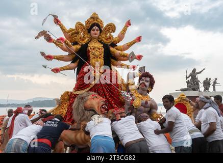 Les travailleurs de la Guwahati Municipal Corporation (GMC) ont ramassé une idole Durga pour plonger dans la rivière Brahmapoutre à la fin du festival Durga Puja ou Dashami, le 24 octobre 2023 à Guwahati, Assam, en Inde. Durga Puja est l'un des festivals les plus importants en Inde. Crédit : David Talukdar/Alamy Live News Banque D'Images