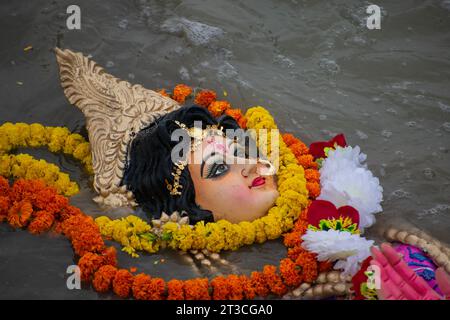 Une idole immergée de la déesse Durga flottant dans la rivière Brahmapoutre à la fin du festival Durga Puja ou Dashami, le 24 octobre 2023 à Guwahati, Assam, Inde. Durga Puja est l'un des festivals les plus importants en Inde. Crédit : David Talukdar/Alamy Live News Banque D'Images