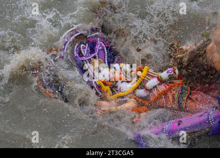 Une idole immergée de la déesse Durga flottant dans la rivière Brahmapoutre à la fin du festival Durga Puja ou Dashami, le 24 octobre 2023 à Guwahati, Assam, Inde. Durga Puja est l'un des festivals les plus importants en Inde. Crédit : David Talukdar/Alamy Live News Banque D'Images