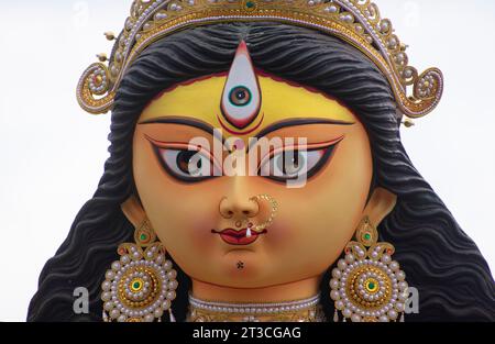 Une idole de la déesse Durga arrive pour plonger dans la rivière Brahmapoutre à la fin du festival Durga Puja ou Dashami, le 24 octobre 2023 à Guwahati, Assam, Inde. Durga Puja est l'un des festivals les plus importants en Inde. Crédit : David Talukdar/Alamy Live News Banque D'Images