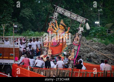 24 octobre 2023 : les travailleurs de la Guwahati Municipal Corporation (GMC) ont ramassé une idole Durga pour plonger dans la rivière Brahmapoutre à la fin du festival Durga Puja ou Dashami, le 24 octobre 2023 à Guwahati, Assam, en Inde. Durga Puja est l'un des festivals les plus importants en Inde. (Image de crédit : © David Talukdar/ZUMA Press Wire) USAGE ÉDITORIAL SEULEMENT! Non destiné à UN USAGE commercial ! Banque D'Images