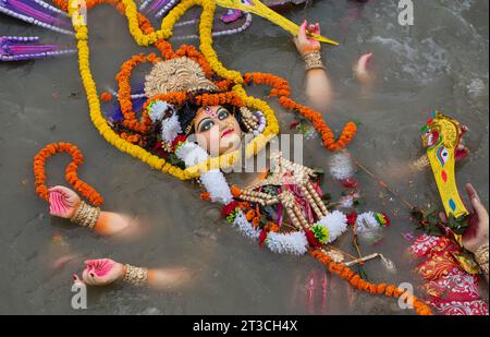 24 octobre 2023 : une idole immergée de la déesse Durga flottant dans la rivière Brahmapoutre à la fin du festival Durga Puja ou Dashami, le 24 octobre 2023 à Guwahati, Assam, Inde. Durga Puja est l'un des festivals les plus importants en Inde. (Image de crédit : © David Talukdar/ZUMA Press Wire) USAGE ÉDITORIAL SEULEMENT! Non destiné à UN USAGE commercial ! Banque D'Images