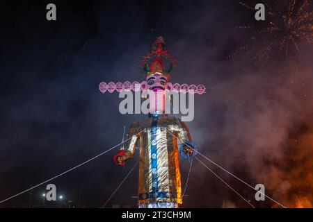 Gandhinagar, Gujarat, Inde. 24 octobre 2023. Ravana brûla à Ahmedabad alors qu'une foule nombreuse se rassemblait pour regarder le spectacle. L'incendie de l'effigie de Ravana a eu lieu lors de la mise en scène de Ramlila au festival Vijayadashami, qui a eu lieu le mardi 24 octobre 2023. L'événement a été accompagné de grands feux d'artifice alors que les flammes émergent de l'effigie brûlante du roi démon Ravana, dans le cadre des célébrations de Dussehra à Ahmedabad. (Image de crédit : © Saurabh Sirohiya/ZUMA Press Wire) USAGE ÉDITORIAL SEULEMENT! Non destiné à UN USAGE commercial ! Banque D'Images